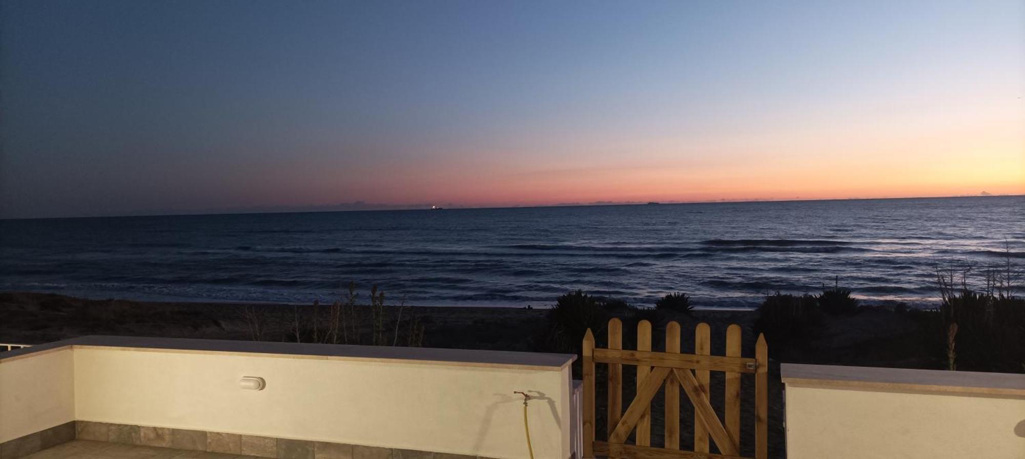 The Suite On The Beach Торваяника Экстерьер фото