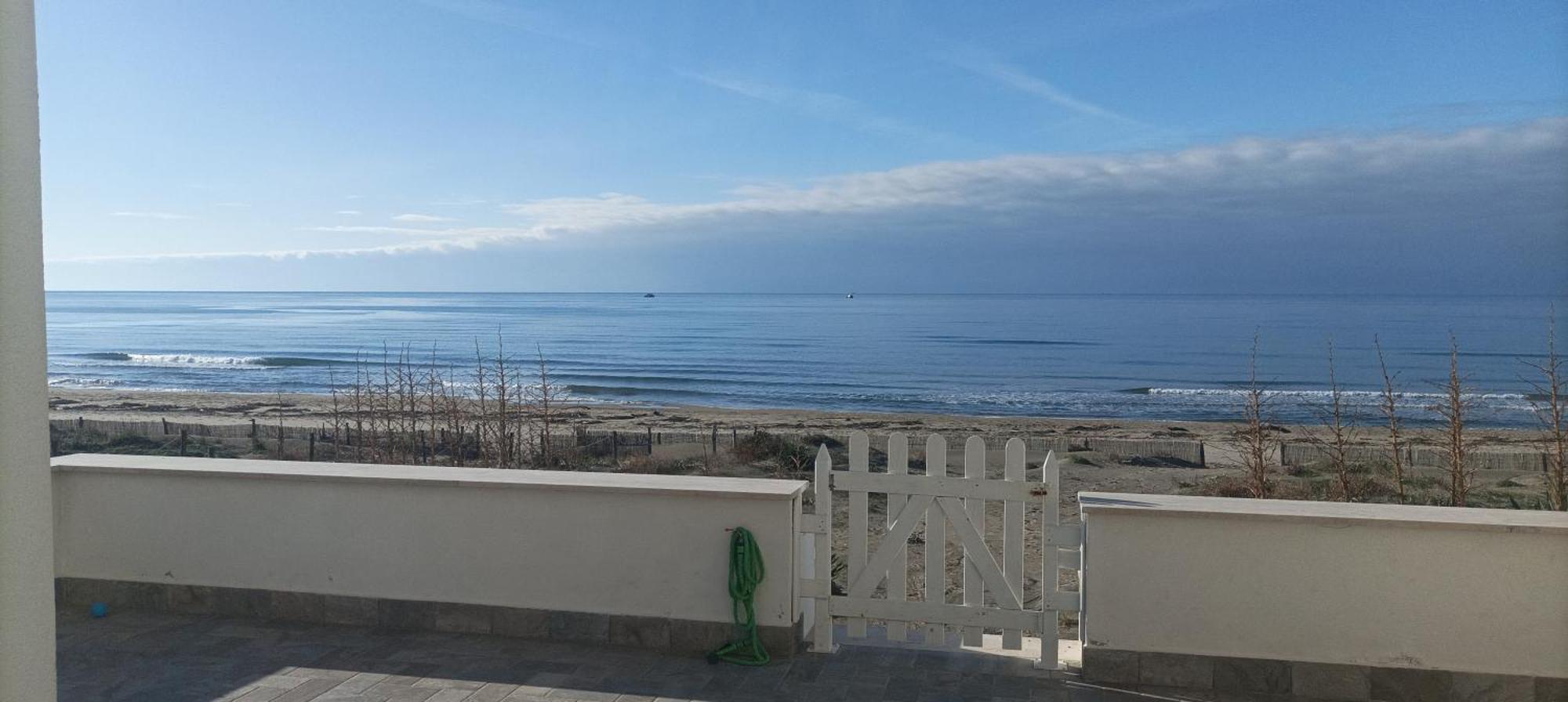 The Suite On The Beach Торваяника Экстерьер фото